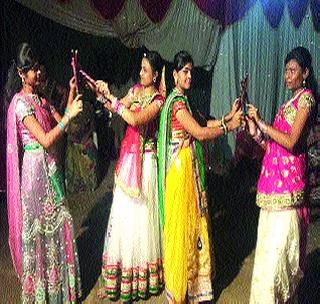 Lodi sparks the enthusiasm of the Dandi patriots | लोणारात दांडियाप्रेमींच्या उत्साहाला उधाण Lodi sparks the enthusiasm of the Dandi patriots | लोणारात दांडियाप्रेमींच्या उत्साहाला उधाण