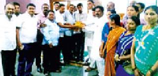 Congress gives mosquito net by chief ministers | मुख्याधिकाऱ्यांना काँग्रेसने दिली मच्छरदानी भेट