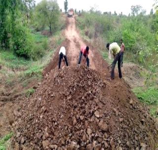 Tribal demolition drive from the laboratory! | आदिवासी पाड्यात श्रमदानातून साकारला रस्ता! Tribal demolition drive from the laboratory! | आदिवासी पाड्यात श्रमदानातून साकारला रस्ता!