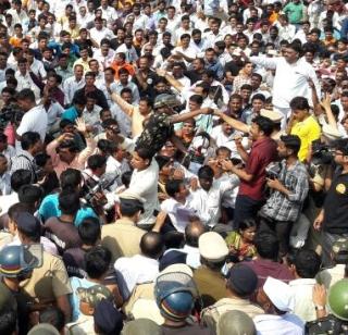 Nashik: Atrocities against a 5-year-old minor girl; Tension in the area after occurrence | नाशिक : पाच वर्षीय अल्पवयीन मुलीवर अत्याचार; घटनेनंतर परिसरात तणाव Nashik: Atrocities against a 5-year-old minor girl; Tension in the area after occurrence | नाशिक : पाच वर्षीय अल्पवयीन मुलीवर अत्याचार; घटनेनंतर परिसरात तणाव