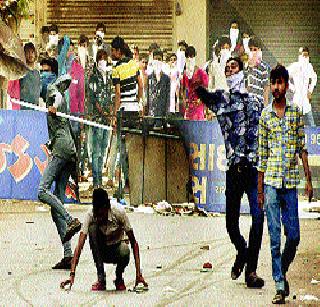 Curfew in Srinagar after child's death | मुलाच्या मृत्यूनंतर पुन्हा श्रीनगरमध्ये संचारबंदी Curfew in Srinagar after child's death | मुलाच्या मृत्यूनंतर पुन्हा श्रीनगरमध्ये संचारबंदी