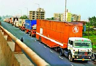 Traffic collision on the Mumbai-Agra highway | मुंबई-आग्रा महामार्गावर वाहतूक कोंडी