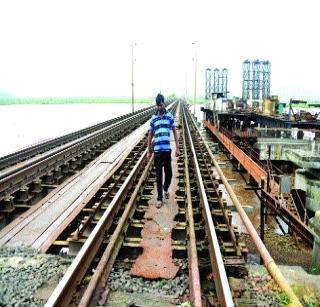 Vaitarna, Pargaon bridges risk! | वैतरणा, पारगाव पुलांना धोका! Vaitarna, Pargaon bridges risk! | वैतरणा, पारगाव पुलांना धोका!