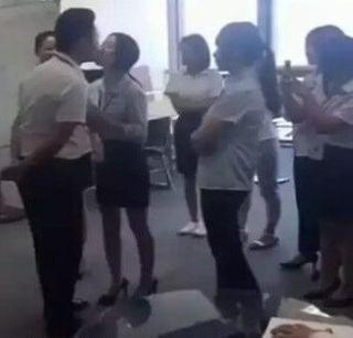 What is Boss doing in this office? | या ऑफिसमध्ये बॉसला किस करण्याची सक्ती What is Boss doing in this office? | या ऑफिसमध्ये बॉसला किस करण्याची सक्ती