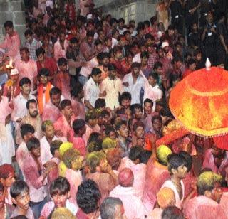 Tulajbhavani's symohalnhan in the auspicious 'Ii King' | ‘आई राजा’च्या जयघोषात तुळजाभवानीचे सिमोल्लंघन Tulajbhavani's symohalnhan in the auspicious 'Ii King' | ‘आई राजा’च्या जयघोषात तुळजाभवानीचे सिमोल्लंघन