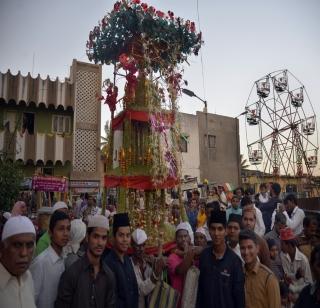 VIDEO - Muslims constitute coffin; Hindus become Khandekri | VIDEO - मुस्लीम उभारतात ताबूत; हिंदू होतात खांदेकरी VIDEO - Muslims constitute coffin; Hindus become Khandekri | VIDEO - मुस्लीम उभारतात ताबूत; हिंदू होतात खांदेकरी