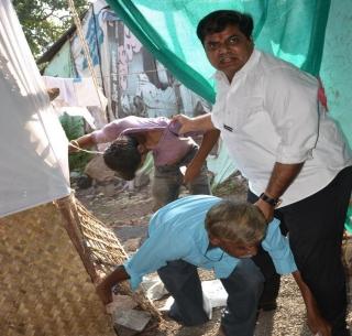 Amravati's 'Singham' thrown off the stalks of guardian minister | अमरावतीच्या 'सिंघम' पालकमंत्र्यांनी टाकली मटक्याच्या अड्यावर धाड Amravati's 'Singham' thrown off the stalks of guardian minister | अमरावतीच्या 'सिंघम' पालकमंत्र्यांनी टाकली मटक्याच्या अड्यावर धाड