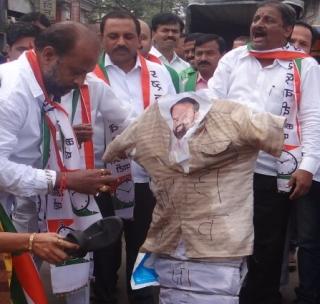 VIDEO: Burning of the statue of Mahadev Jankar in Lonavla | VIDEO : महादेव जानकर यांच्या पुतळ्याचे लोणावळ्यात दहन VIDEO: Burning of the statue of Mahadev Jankar in Lonavla | VIDEO : महादेव जानकर यांच्या पुतळ्याचे लोणावळ्यात दहन
