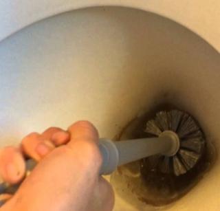 Due to delay, toilets cleaning | उशीर झाल्याने शौचालय साफ करण्याची शिक्षा Due to delay, toilets cleaning | उशीर झाल्याने शौचालय साफ करण्याची शिक्षा