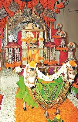 Kolhapurkar took the lead in buying | कोल्हापूरकरांनी साधला खरेदीचा मुहूर्त