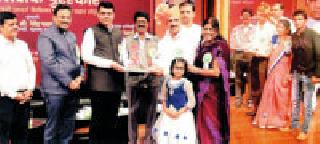 Gondia teacher honored by state-level model teacher award | राज्यस्तरीय आदर्श शिक्षक पुरस्काराने गोंदियातील शिक्षक सन्मानित Gondia teacher honored by state-level model teacher award | राज्यस्तरीय आदर्श शिक्षक पुरस्काराने गोंदियातील शिक्षक सन्मानित