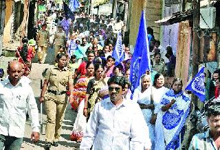 Improved shutdown at Chandwad | चांदवड येथे उत्स्फूर्त बंद
