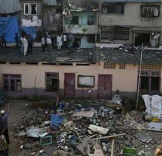 VIDEO - The building collapses in Bandra, 6 dead | VIDEO - वांद्र्यात बेहराम पाड्यात इमारत कोसळली, 6 ठार VIDEO - The building collapses in Bandra, 6 dead | VIDEO - वांद्र्यात बेहराम पाड्यात इमारत कोसळली, 6 ठार