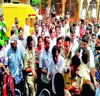 Shaypyak on Sharad Pawar's photo | शरद पवारांच्या फोटोवर शाईफेक Shaypyak on Sharad Pawar's photo | शरद पवारांच्या फोटोवर शाईफेक