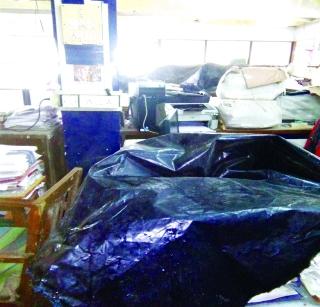 Leak to MIDC office | एमआयडीसी कार्यालयाला गळती Leak to MIDC office | एमआयडीसी कार्यालयाला गळती