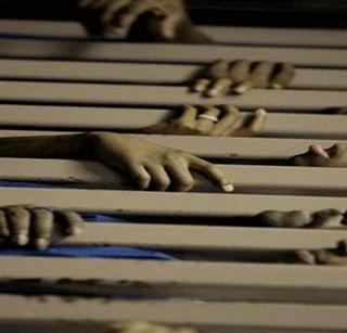 The prisoners 'LEDs' imprisoned prisoners | कैद्यांनी बनविलेल्या ‘एलईडी’ने कारागृहे उजळली The prisoners 'LEDs' imprisoned prisoners | कैद्यांनी बनविलेल्या ‘एलईडी’ने कारागृहे उजळली