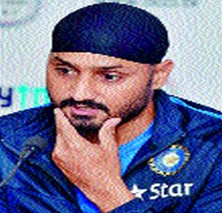 Harbhajan Singh collected in the stomach | हरभजनसिंगच्या पोटात गोळा Harbhajan Singh collected in the stomach | हरभजनसिंगच्या पोटात गोळा