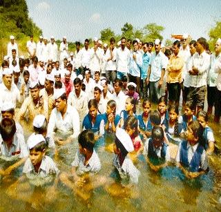 Stretch in the river for bridge | पुलासाठी नदीमध्येच ठिय्या Stretch in the river for bridge | पुलासाठी नदीमध्येच ठिय्या