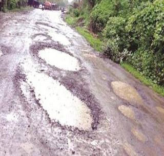 Ulhasnagar: Death of a two-wheeler tied to the pit in the pit | उल्हासनगर: खड्ड्यात दुचाकी अडकून तरूणीचा मृत्यू Ulhasnagar: Death of a two-wheeler tied to the pit in the pit | उल्हासनगर: खड्ड्यात दुचाकी अडकून तरूणीचा मृत्यू