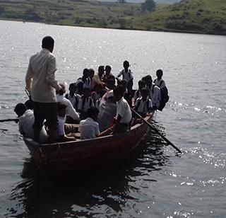 VIDEO - For the education, they have to cross the river everyday | VIDEO - शिक्षणासाठी 'त्यांना' रोज पार करावी लागते नदी