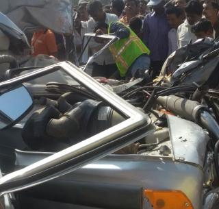 VIDEO - Jeep-container accident, 4 killed in Solapur | VIDEO - सोलापूरमध्ये जीप-कंटेनरचा अपघात, 4 ठार