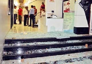 Crimes against relatives in the dispute case | तोडफोड प्रकरणात नातेवाईकांविरुद्द गुन्हे