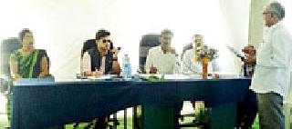 Progress with citizens' concerns | नागरिकांच्या समस्या प्राधान्याने मार्गी लावा