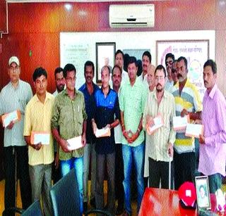 Fund of Rs. 8 lakhs distributed to disabled persons | आठ लाखांचा निधी अपंगांसाठी वितरित