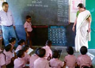 Students, make books your friends | विद्यार्थ्यांनो, पुस्तकांना आपले मित्र बनवा