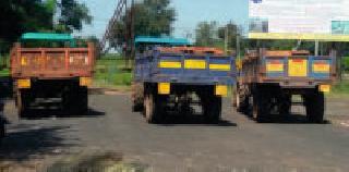 Seven tractors of the sand seized | रेतीचे आठ ट्रॅक्टर जप्त Seven tractors of the sand seized | रेतीचे आठ ट्रॅक्टर जप्त