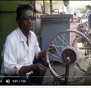 Alloy whale due to roasting-out-of-bread | अलॉय व्हिलमुळे बुडतेय आऊट काढणाऱ्यांची रोजी-रोटी Alloy whale due to roasting-out-of-bread | अलॉय व्हिलमुळे बुडतेय आऊट काढणाऱ्यांची रोजी-रोटी