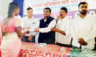 Check allocations for unaffected women | निराधार महिलांना धनादेशाचे वाटप