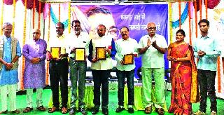 In the new life-style, the literature fell apart | नव्या जीवनमूल्यात साहित्य बाजूला पडले In the new life-style, the literature fell apart | नव्या जीवनमूल्यात साहित्य बाजूला पडले