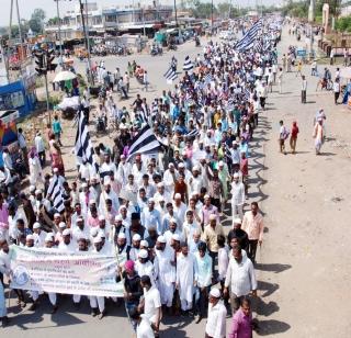 Hingolite grand rally of Muslim community | मुस्लिम समाजाचा हिंगोलीत भव्य मोर्चा Hingolite grand rally of Muslim community | मुस्लिम समाजाचा हिंगोलीत भव्य मोर्चा