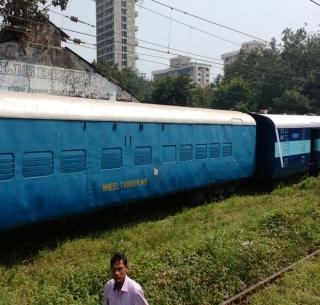 The blank blanket near the Chinchpokali dropped | चिंचपोकळीजवळ रिकाम्या एक्स्प्रेसचा डबा घसरला The blank blanket near the Chinchpokali dropped | चिंचपोकळीजवळ रिकाम्या एक्स्प्रेसचा डबा घसरला