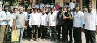 Health chairmanship hits the Jamaat leader | आरोग्य सभापतींची सफाई जमादाराला मारहाण Health chairmanship hits the Jamaat leader | आरोग्य सभापतींची सफाई जमादाराला मारहाण