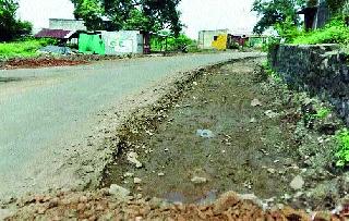 Even after the encroachment was over, the work remained | अतिक्रमण काढल्यानंतरही काम रखडले Even after the encroachment was over, the work remained | अतिक्रमण काढल्यानंतरही काम रखडले