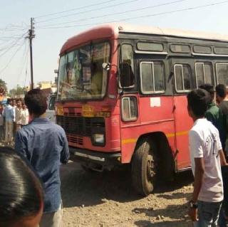 Student deaths in bus accident | बस अपघातात विद्यार्थीनीचा मृत्यू Student deaths in bus accident | बस अपघातात विद्यार्थीनीचा मृत्यू