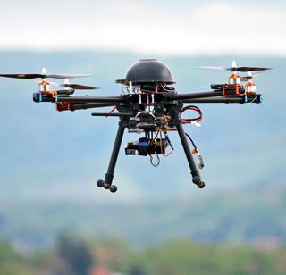 Three drone-laden terrorists arrested in Mumbai airport | मुंबई विमानतळाजवळ ड्रोन उडवणा-या तिघांना अटक