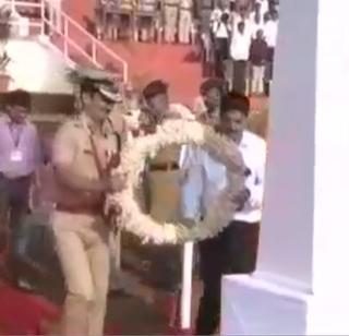 VIDEO - On the occasion of the Police Memory Day, the devotees respected the dignitaries | VIDEO - पोलीस स्मृति दिनानिमित्त हौतात्म्यांना मान्यवरांकडून आदरांजली VIDEO - On the occasion of the Police Memory Day, the devotees respected the dignitaries | VIDEO - पोलीस स्मृति दिनानिमित्त हौतात्म्यांना मान्यवरांकडून आदरांजली