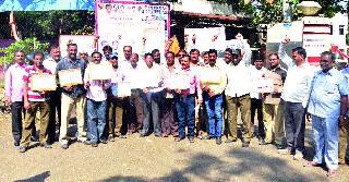 Demonstrations on behalf of Intuit organization | इंटक संघटनेच्या वतीने निदर्शने