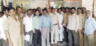 ST employees protest movement | एसटी कर्मचाऱ्यांचे धरणे आंदोलन ST employees protest movement | एसटी कर्मचाऱ्यांचे धरणे आंदोलन