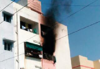 Fire broke out in the cupboard and fire the house | कपाटात ठेवलेले फटाके फुटून घराला आग