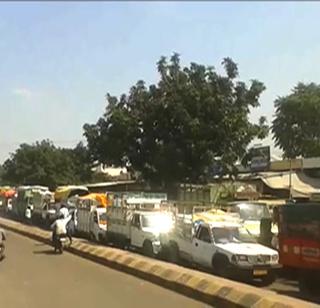 VIDEO: The rush of farmers in the market committee for soybean sale | VIDEO : सोयाबीन विक्रीसाठी बाजार समितीत शेतक-यांची गर्दी VIDEO: The rush of farmers in the market committee for soybean sale | VIDEO : सोयाबीन विक्रीसाठी बाजार समितीत शेतक-यांची गर्दी