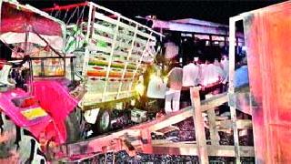 Three killed in a triple crash | तिहेरी अपघातात तीन ठार Three killed in a triple crash | तिहेरी अपघातात तीन ठार