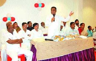 Workers should flag the flag of the Congress | कार्यकर्त्यांनी स्वबळावर कॉँग्रेसचा झेंडा फडकवावा