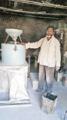 Guruji's future in educating the teacher is in the dark | शिक्षक घडविणाऱ्या गुरुजींचे भविष्य अंधारात