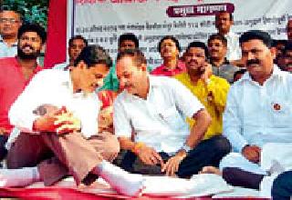 Successful completion of Srikant Deshpande's fast | श्रीकांत देशपांडेंच्या उपोषणाची यशस्वी सांगता Successful completion of Srikant Deshpande's fast | श्रीकांत देशपांडेंच्या उपोषणाची यशस्वी सांगता