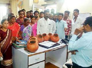 Women's Garbage Morcha at the headquarters | मुख्याधिकाऱ्यांच्या कक्षावर महिलांचा घागर मोर्चा Women's Garbage Morcha at the headquarters | मुख्याधिकाऱ्यांच्या कक्षावर महिलांचा घागर मोर्चा