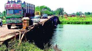 Fleet Travel | पुलावरून करावा लागतो जीवघेणा प्रवास